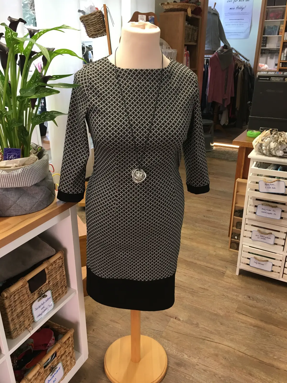 Kleid mit Dreiviertelärmeln und dezentem Muster auf der Schneiderbüste