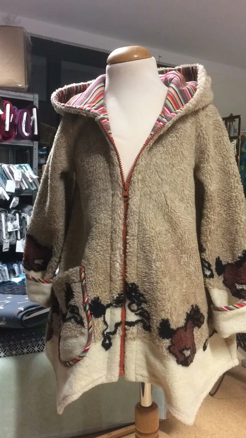 Kapuzenjacke mit aufgesetzten Tierapplikationen
