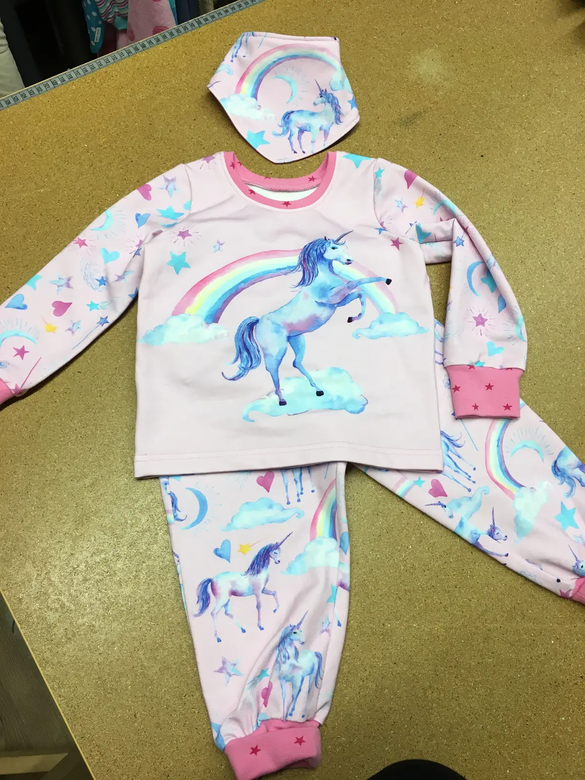 Kinderschlafanzug mit Einhornmotiv und passende Mütze