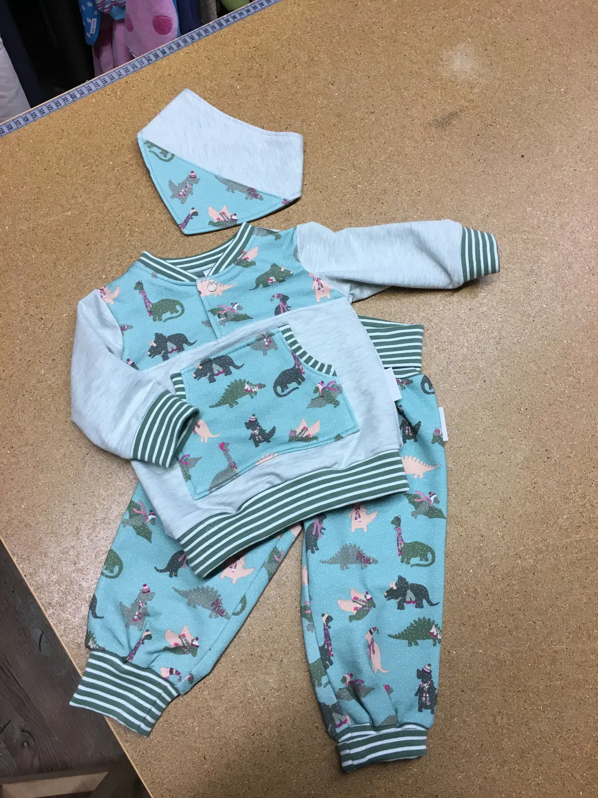 Babyset in Hellblau mit Tiermuster: Jacke, Hose und Tuch
