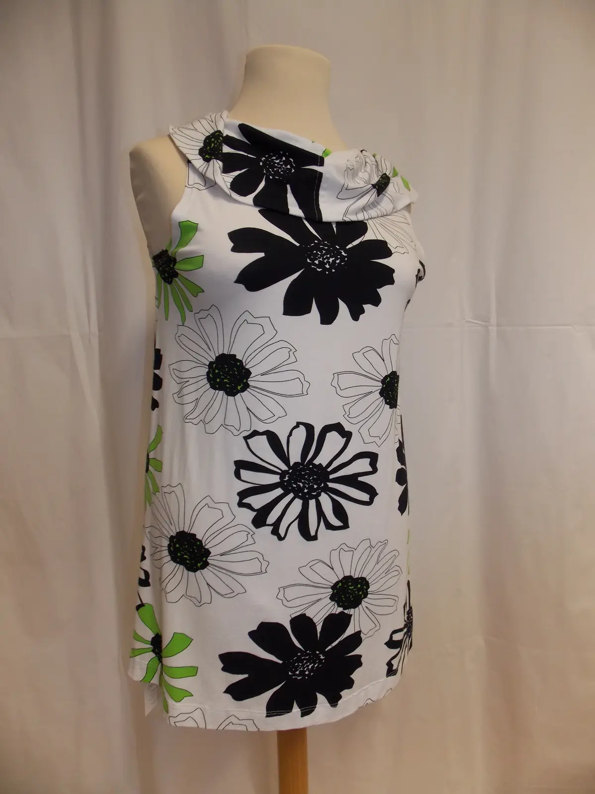 Weißes Kleid mit großem schwarzem Blumenmuster