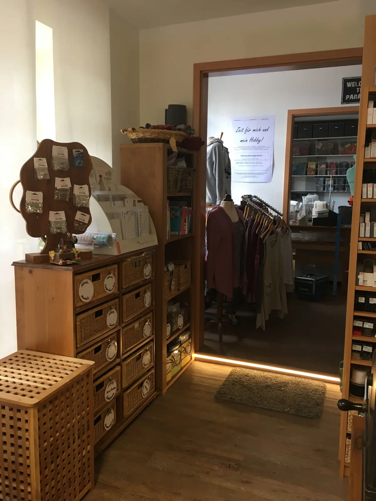 Blick in den Laden mit Spiegel und Holzkommode
