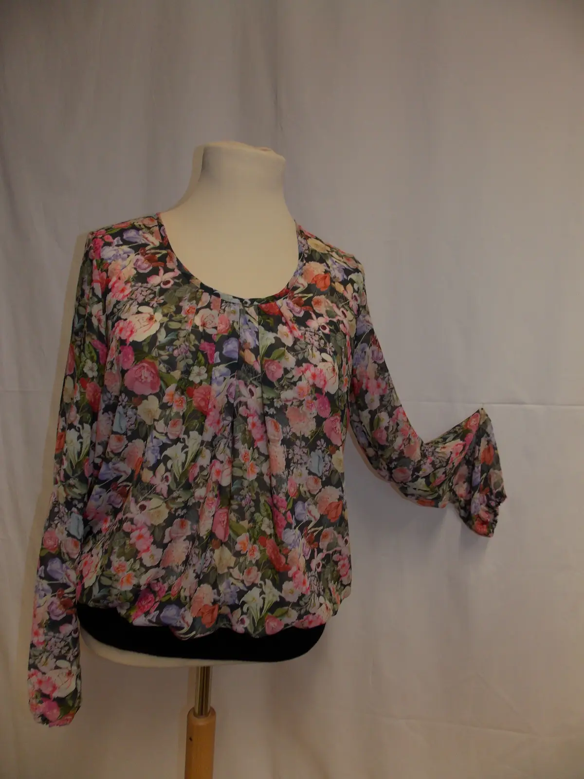 Bluse mit Blumenmuster auf der Schneiderbüste