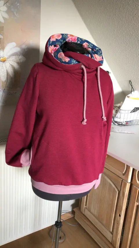 Roter Kapuzenpullover mit gemusterter Kapuze