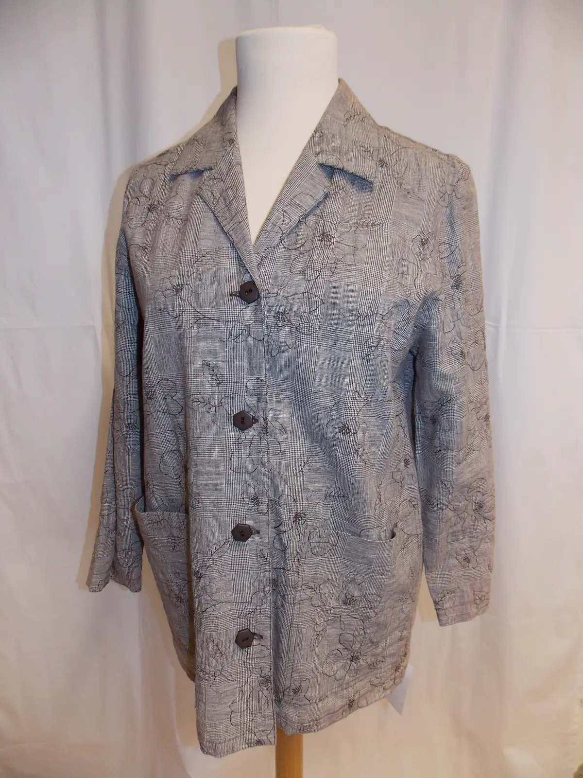 Hellgraue Hemdjacke mit Knopfleiste