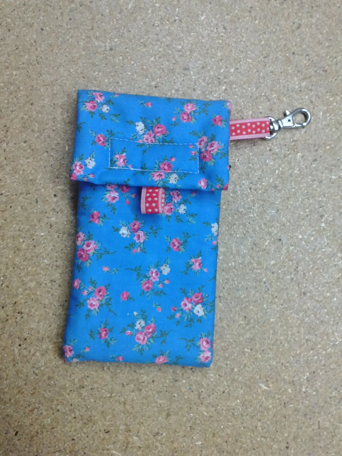 Handytasche aus blauem Stoff mit Blümchenmuster