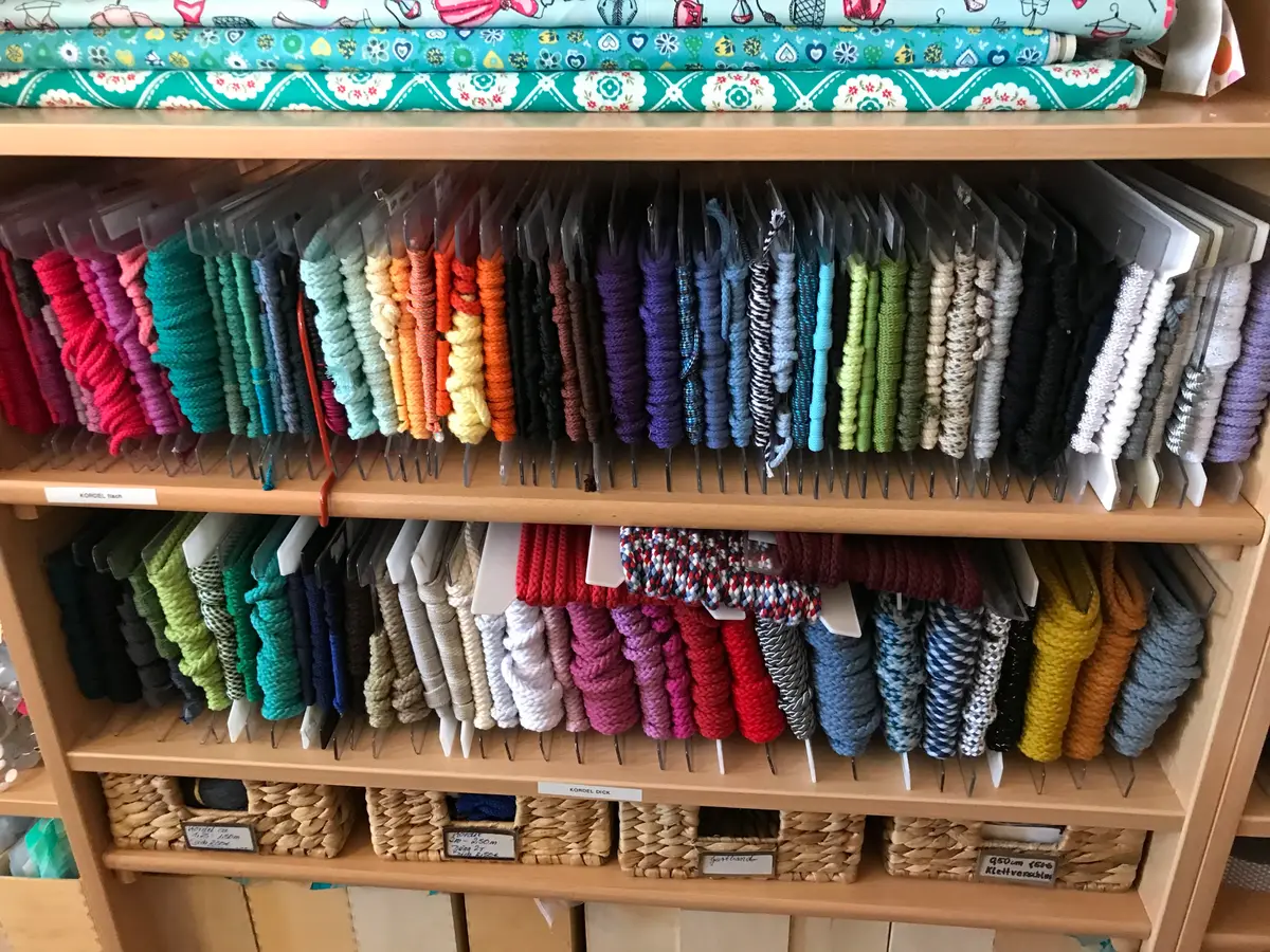 Regalreihen mit bunten Stoffen in allen Farben
