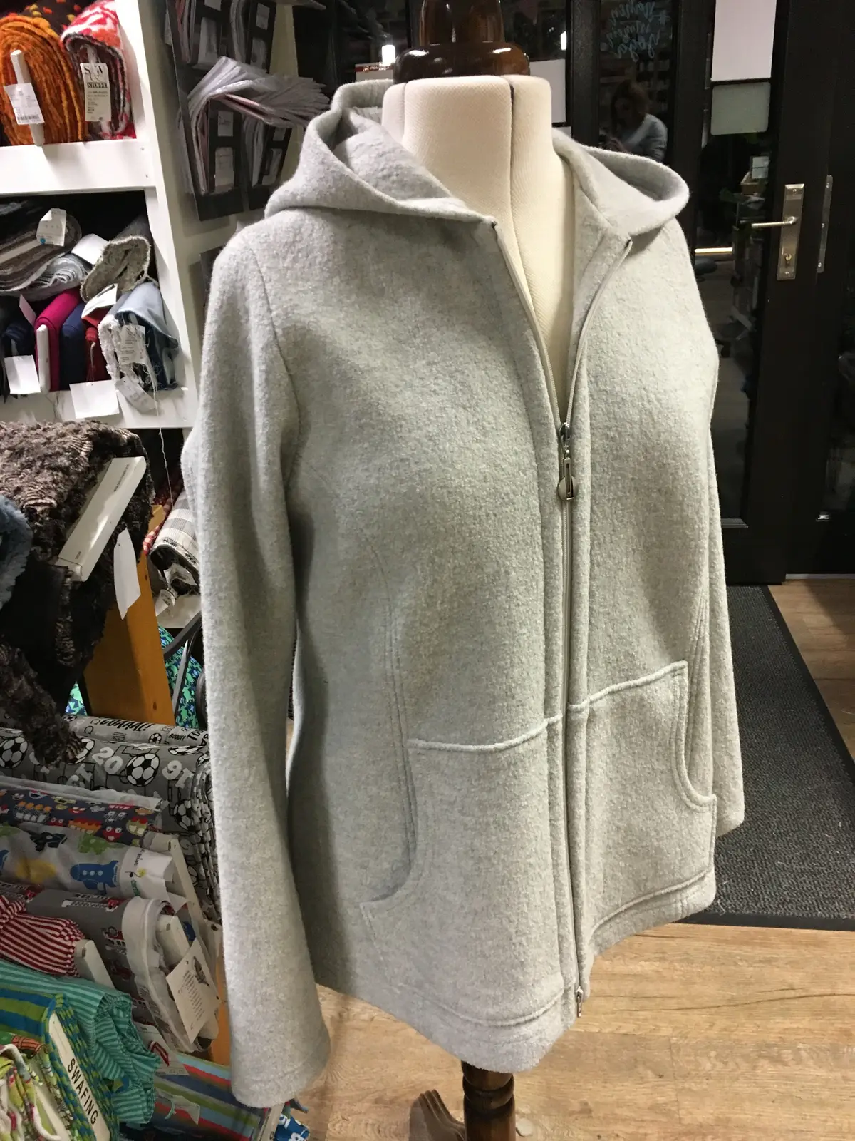 Hellgraue Kapuzenjacke mit aufgesetzten Taschen