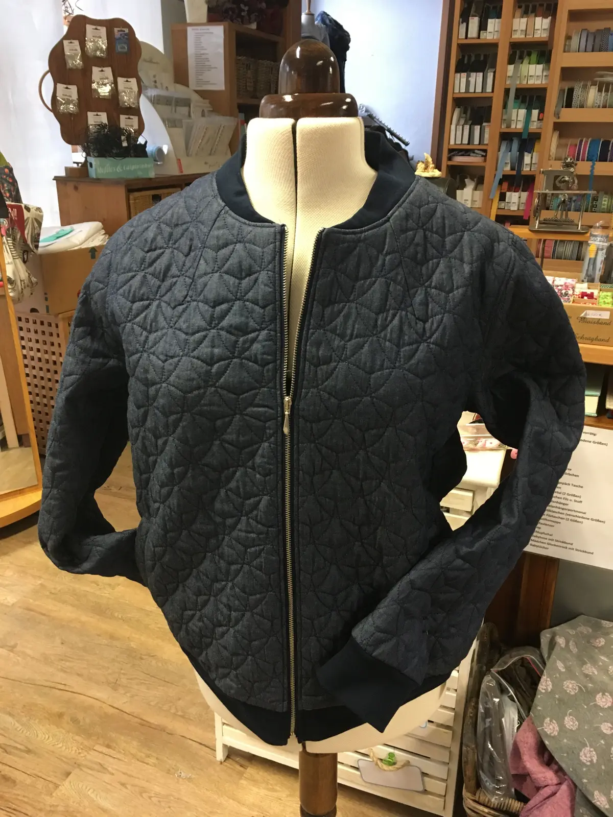 Dunkle gesteppte Jacke mit Reißverschluss