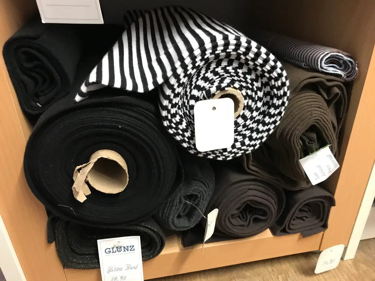 Schwarze und schwarz-weiß gestreifte Stoffballen
