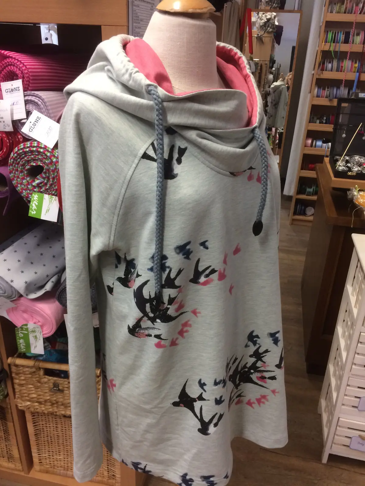 Grauer Kapuzenpullover mit aufgedrucktem Motiv und weitem Kragen