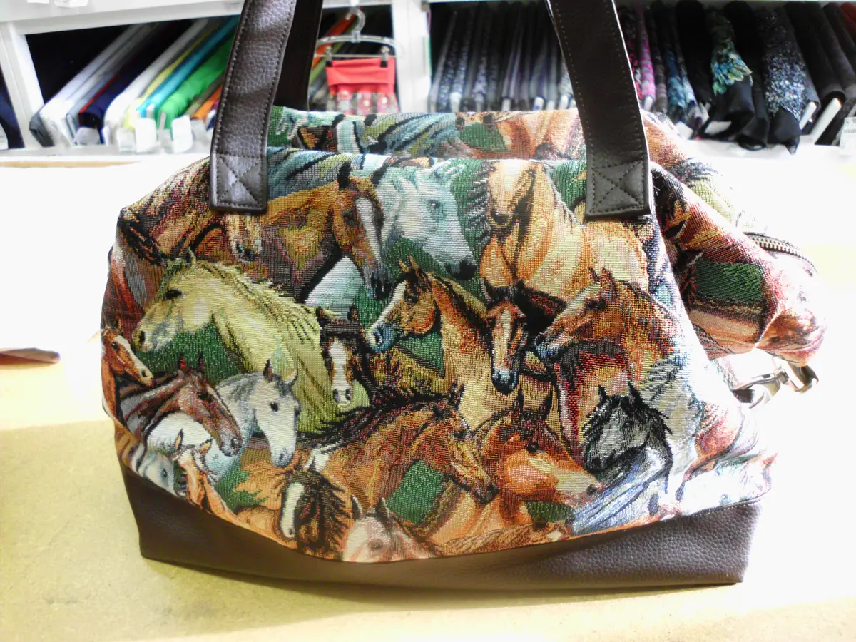Große Tasche mit Pferdemotiv und Lederboden