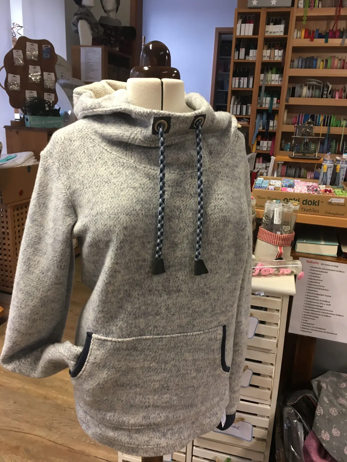 Grauer Hoodie mit Tunnelzug und Bauchtasche