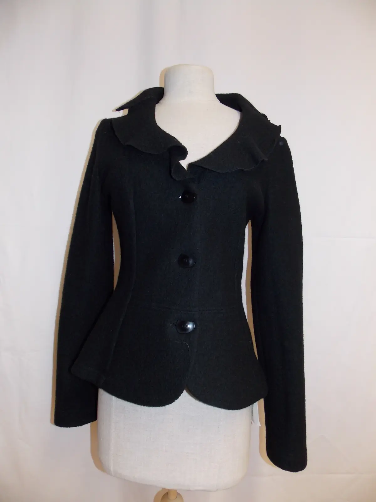 Schwarze, taillierte Jacke mit Knöpfen