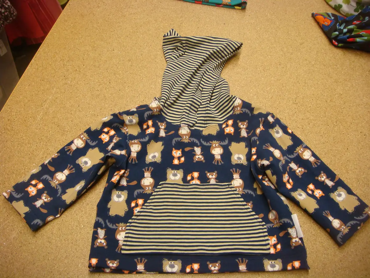 Kinderpullover mit Tiermotiv und Kängurutasche